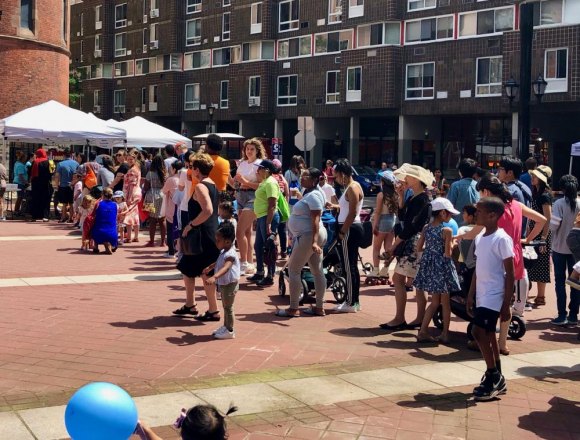 Roosevelt Island Day in Pictures, 2019 Want to draw a crowd on Roosevelt Island? Offer free popcorn and cotton candy as RIOC did to promote the Youth Center.